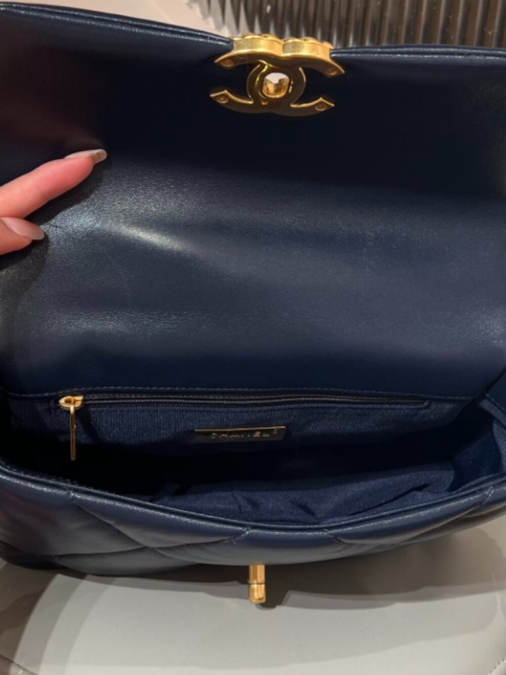 Chanel 19 Bag Medium Lambskin Navy Gold - Picture 6 of 6